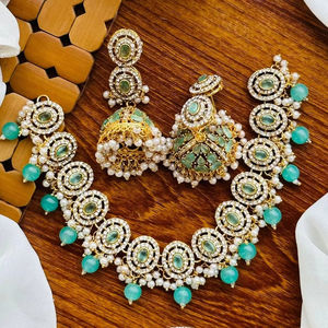 Conjunto de collar y pendientes de oro afegano con diseño floral de estrella y diamantes simulados, con intrincado trabajo de filigrana. - Product Image 1