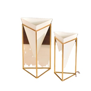 Vase en métal contemporain de qualité supérieure Design unique Porte-fleurs de table pour la décoration de la maison et du bureau - Product Image 4