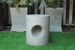 Table d'appoint extérieure minimaliste en béton avec découpe circulaire pour jardin ou terrasse - Product Image 4