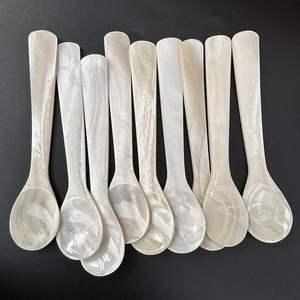 Cuillère à caviar en nacre écologique, artisanale, de type 1, pour la restauration gastronomique et les cadeaux, taille et couleur personnalisables - Product Image 2