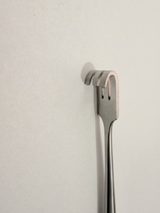 ชุดเครื่องมือผ่าตัดแบบใช้มือ ยี่ห้อ Jamso Industries รุ่น TC Senn Muller Retractor ปลายแหลมสองด้าน ขนาด 15.8 ซม. ด้ามจับสีทอง ได้รับการรับรองมาตรฐาน CE - Product Image 2