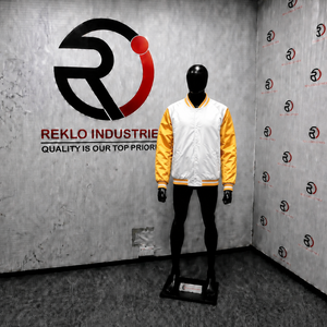 Veste universitaire en satin blanc et jaune doré pour homme, veste bomber de baseball brillante de qualité supérieure avec manches raglan contrastées rayées - Product Image 3