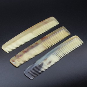 Peine de cuerno natural hecho a mano de alta calidad y personalizado para peinar el cabello, hecho con cuerno de búfalo auténtico. - Product Image 1
