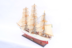 Maqueta de Barco de Plataforma Alta Cisne Branco Hecha a Mano con Madera de Plantación - Réplica a Escala del Buque de Entrenamiento de la Armada Brasileña para Decoración de Hogar u Oficina - Product Image 2