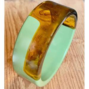 Bracelets en résine contemporains avec finition artistique, accessoires de mode en cristal - Product Image 3