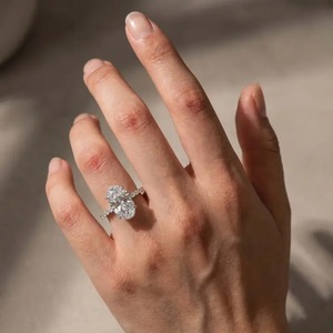 Élégante bague de fiançailles en argent sterling plaqué or blanc avec pierre latérale en moissanite de 5,0 carats de coupe ovale, couleur D, pureté VVS - Product Image 2