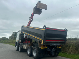 Producto TOP USADO, Camión Volquete Arocs 3240 8x4 en Perfectas Condiciones con Grúa, Listo para Usar - Product Image 4