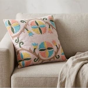Housse de coussin carrée décorative en coton brodé floral style bohème, lavable, design fait main – Grande Vente - Product Image 4