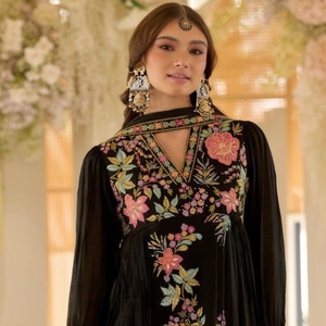 Ensemble de costume brodé en georgette de créateur avec pantalon et dupatta assortis, un ensemble ethnique conçu pour les mariages. - Product Image 2