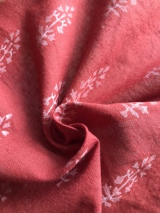 ผ้าฝ้ายแท้ 100% พิมพ์ลายด้วยมือ สีแดงเข้มพื้นขาว ลายบูติแบบชาติพันธุ์ |   ตลาดขายส่งเจียปุร์ - Product Image 3