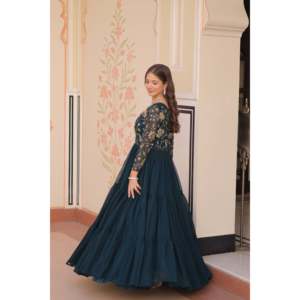 Robe de bal longue brodée de sequins effet fleurissant, ornée de perles de cristal et de plumes - Product Image 3