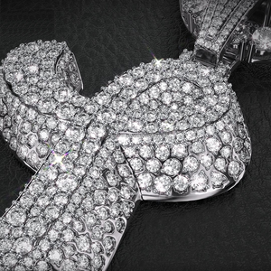 Chef-d 'œuvre à couper le souffle qui fusionne l'élégance avec un pendentif en forme de L de designer artistique en 925 avec un design personnalisé Moissanite - Product Image 4