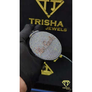 Colgante Redondo de Lujo Personalizado con Diamantes Moissanite VVS Totalmente Cubiertos de Plata de Ley 925 por Trisha Jewels - Product Image 5