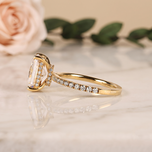 Anillo Ovalado de Lujo Chapado en Oro y Rodio con Piedra Central Ovalada Alargada y Piedras Laterales Pavé, Joyería Fina Elegante, Anillos de Regalo Impresionantes - Product Image 3