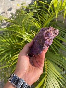 Pierre brute de Sugilite en gros |   Fabricant et fournisseur de cristaux de sugilite violette brute |   Poids brut des pierres lapidaires 769 g - Product Image 5
