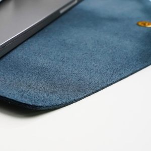 Funda de piel auténtica de alta calidad para portátil, color NEGRO, con espacio para el cable del cargador, ratón y accesorios. - Product Image 4