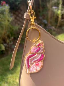 NOVVA CRAFTS Porte-clés brodé élégant et coloré, fait main, perles écologiques, pour sacs de mode et breloques de boutique - Product Image 1