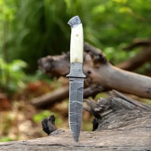 Couteau de chasse artisanal en acier Damas de qualité industrielle avec manche en os et étui en cuir pour le camping en plein air - Product Image 1
