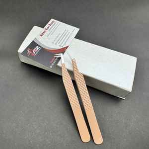 Pince à épiler professionnelle en acier inoxydable japonais brun clair avec logo personnalisé, testée à la main, courbée, à pointe isolante et pointue - Product Image 6