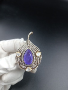 Broche de doble capa morado con diseño de hojas de metal plateado y capas de oro, broche de joyería artesanal de alta gama, ideal para regalo. - Product Image 1