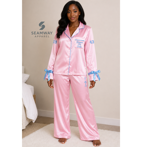 Conjunto de Pijama de Satén para Mujer Gamma Phi Delta, Manga Larga, Abotonado, Bordado, Dos Piezas, Color Rosa con Ribete Azul - Product Image 5