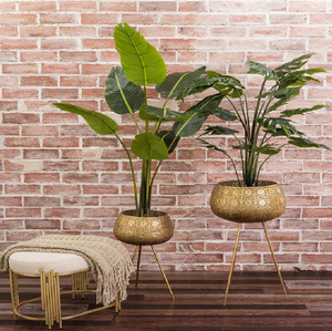 Maceteros esféricos con textura dorada y patas de trípode, soportes para plantas de metal de estilo moderno de mediados de siglo, disponibles a precios de mayorista. - Product Image 1