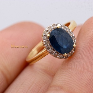 Bague Halo en Or Jaune Massif 14 carats avec Saphir Bleu Naturel Oval et Diamants, Vente en Gros, Memoria Jewels - Product Image 3