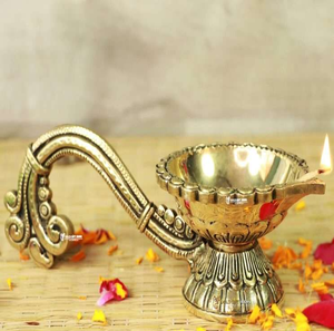 Lampe à huile traditionnelle en laiton Lakshmi avec dossier arqué gravé et base sur piédestal, disponible à prix de gros. - Product Image 3
