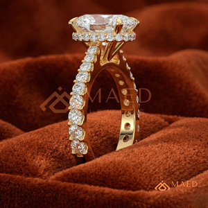 Anillo de Compromiso Solitario Ovalado de Oro Amarillo de 14K con Banda Pavé, Anillo Solitario Ovalado Clásico en Oro Amarillo con Diamantes Laterales - Product Image 2