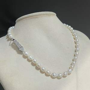 Collar de Perlas de Agua Dulce de Alta Calidad con Forma de Arroz y Cierre de Hueso de Serpiente, 5.5-6mm, Limpio, Liso, Casi Impecable, Libre de Nucleares - Product Image 5