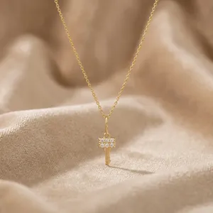 Pendentif minimaliste en forme de clé plaqué or massif avec pierres de moissanite rondes serties à griffes, bijou unisexe pour usage quotidien - Product Image 2