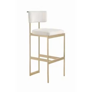Cojín de asiento de cuero sintético blanco Pro Sourcing con estructura delgada de metal de latón para taburete y silla de bar, ideal para área VIP de discoteca. - Product Image 1