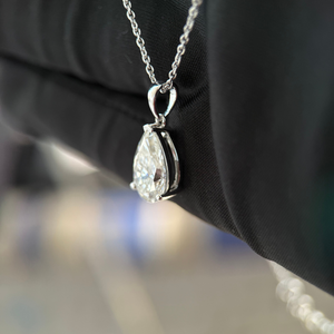 Colgante de Diamante Brillante en Forma de Pera de 2.50ct, Certificado por IGI, Oro Blanco de 14K, Joyería Fina - Product Image 5