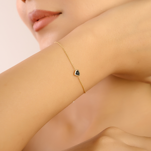 Impresionante Pulsera Minimalista con Zafiro Azul en Forma de Corazón, Engastado en Bisel, Personalizada en Oro Amarillo Real de 14K - Product Image 4