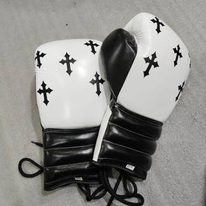 Gants de boxe personnalisés blancs et chromés en forme de cœur, faits à la main en cuir de vachette véritable, pour le sparring et l'entraînement - Product Image 3