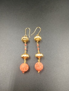 Boucles d'oreilles créoles classiques plaquées or Amaira Jewels, forme goutte d'eau en perle, bijoux minimalistes pour femmes, à porter au quotidien - Product Image 2