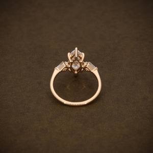 Anillo de compromiso con diamante de laboratorio certificado IGI, corte marquesa, con diamantes laterales de corte cometa, anillo de tres piedras, oro de 18 quilates - Product Image 5