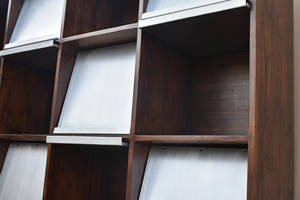 Archivador de Madera Maciza con 16 Compartimentos, Estilo Pierre Jeanneret, Librería de Madera con Solapas Inclinadas de Aluminio - Product Image 4