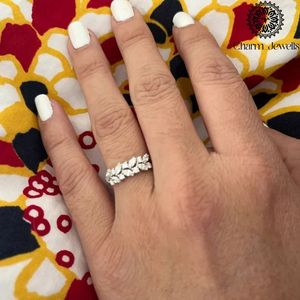 Bague de fiançailles en argent 925 pour femme Charm Jewells, moissanite taille coussin, sertie à griffes, motif floral classique, certifiée IGI - Product Image 1