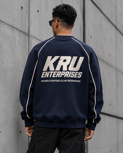 เสื้อสเวตเชิ้ตคอกลมสีขาวสำหรับผู้ชาย แบรนด์ KRU ทรงปกติ พิมพ์ลายโลโก้ ดีไซน์ลำลอง สวมใส่สบาย เหมาะสำหรับฤดูหนาว เป็นมิตรต่อสิ่งแวดล้อม ระบายอากาศได้ดี - Product Image 5