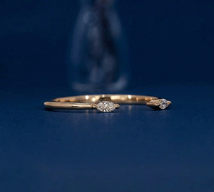 Bague ShivPath en or jaune 14 carats avec deux diamants, design minimaliste, diamant naturel taille triangle, pour fiançailles, usage quotidien, unisexe - Product Image 2