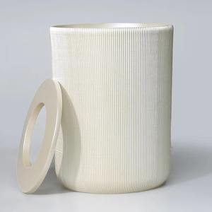 Poubelle élégante en métal finition or avec design décoratif et couvercle rond, idéale pour la salle de bain et la chambre à coucher, provenant d'Inde. - Product Image 6