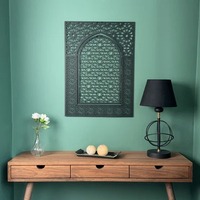 Décoration murale islamique dorée, design dôme Mihrab, pour boutique islamique ou centre culturel, présentation décorative.