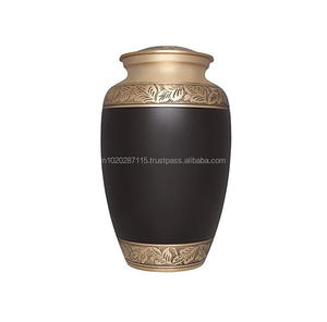 Élégante urne de crémation en laiton poli pour adultes pour le rangement des souvenirs de famille avec finition dorée antique intemporelle - Product Image 1