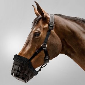 Muselière pour cheval de haute qualité avec boucles robustes pour une utilisation fiable en extérieur et en écurie - Product Image 1