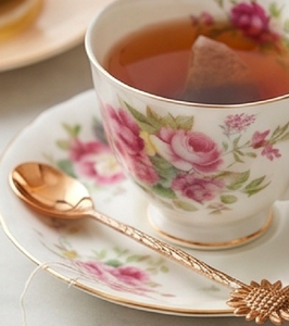 Cuillère en métal à motif floral avec finition miroir haute brillance, résistante à la rouille, pour une utilisation décorative à la table - Product Image 2
