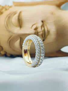 Anillo de diamantes redondos con piedras laterales en oro amarillo, una combinación perfecta de encanto tradicional, brillo deslumbrante y estilo moderno. - Product Image 3