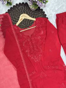 Conjunto de Traje Recto de Georgette Rojo Carmesí con Bordado a Tono y Palazzo a Juego, y Dupatta de Chiffon - Product Image 4