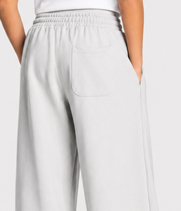 Pantalon de jogging gris argenté pour garçon, coupe décontractée, avec logo personnalisé, en molleton premium, pour un style décontracté. - Product Image 4
