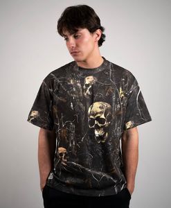 Camiseta con Estampado de Calavera y Camuflaje: Camiseta Gráfica de Estilo Salvaje Oscuro para Hombre, Diseño de Calavera Audaz con Estampado de Camuflaje Inspirado en la Naturaleza, Ropa Urbana Moderna - Product Image 1